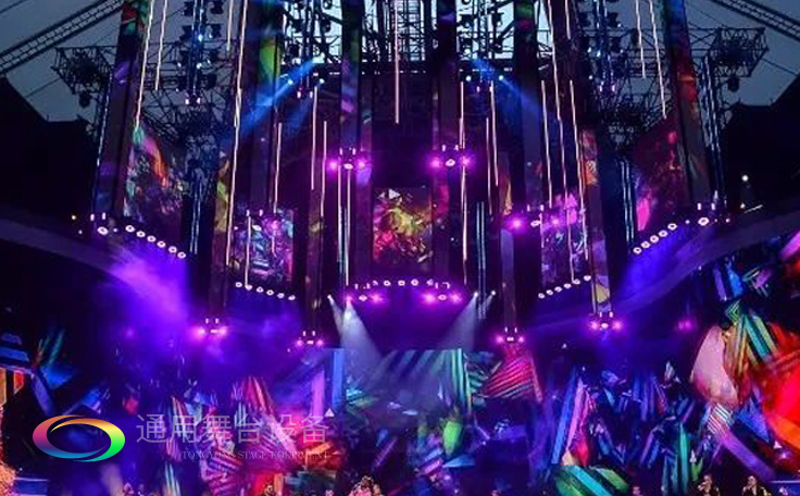 視覺屏幕為主、條狀LED屏幕、燈光設備及舞臺幕布詮釋當下舞臺設計潮流