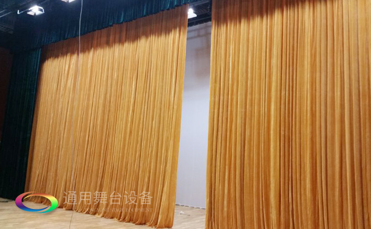 舞臺大幕舞臺阻燃幕布www.vokwm.com、二、三道幕等分割表演區域，移換場景不間斷