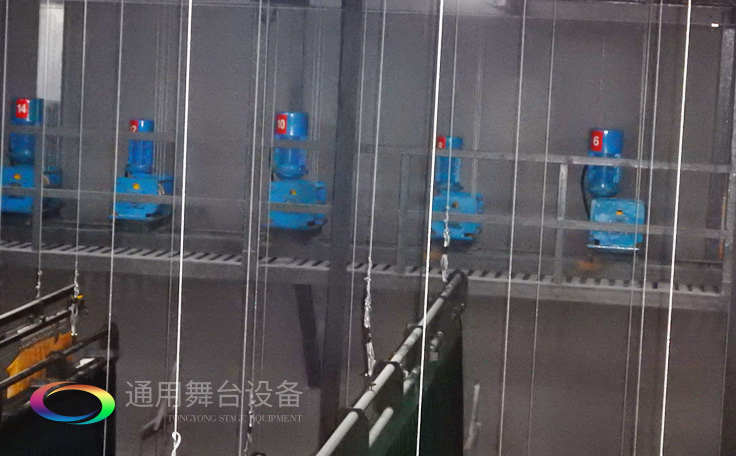 十余年銳意攀登，奮發圖強！舞臺幕布、機械等一站式選購供應商，舞臺機械、音響、燈光工程設計施工承包壹級資質——通用舞臺