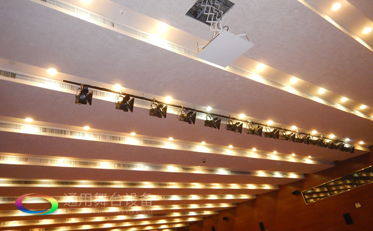 十余年銳意攀登，奮發圖強！舞臺幕布、機械等一站式選購供應商，舞臺機械、音響、燈光工程設計施工承包壹級資質——通用舞臺