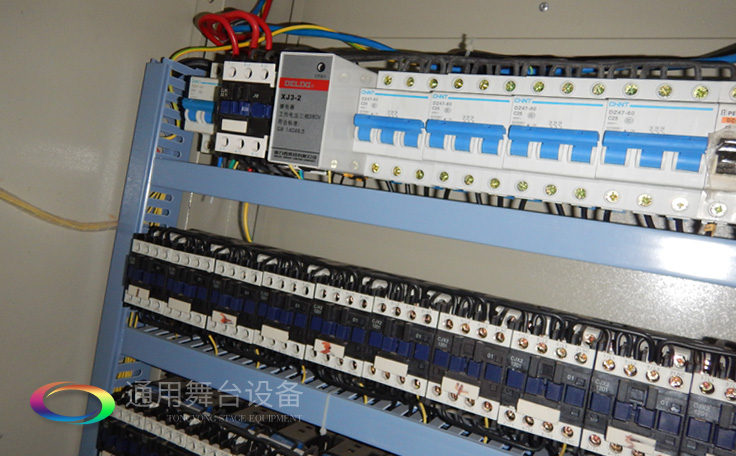 十余年銳意攀登，奮發圖強！舞臺幕布、機械等一站式選購供應商，舞臺機械、音響、燈光工程設計施工承包壹級資質——通用舞臺