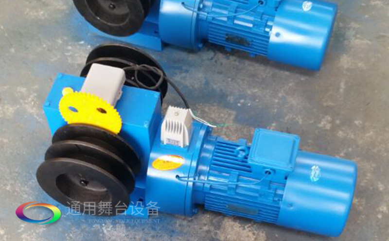 通用舞臺吊桿高標準承接廣州市培英中學報告廳項目，大屏幕顯示系統、音頻擴聲系統、燈光系統、舞臺吊桿及機械等多系統相互協作