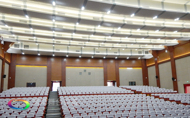 通用舞臺吊桿高標準承接廣州市培英中學報告廳項目，大屏幕顯示系統、音頻擴聲系統、燈光系統、舞臺吊桿及機械等多系統相互協作