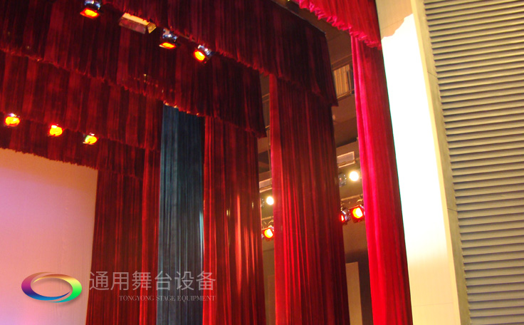 通用舞臺專業性、全方位優勢！業務涉及舞臺機械、阻燃幕布、專業燈光系統、專業音響系統