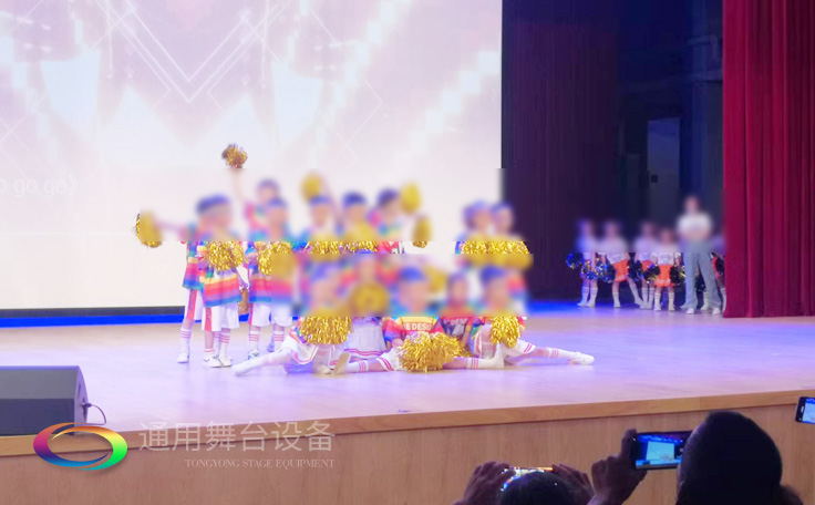 通用舞臺客戶案例展示——某劇場實景演出效果！項目包括舞臺燈光、舞臺吊桿、阻燃幕布、舞臺音響系統等等...