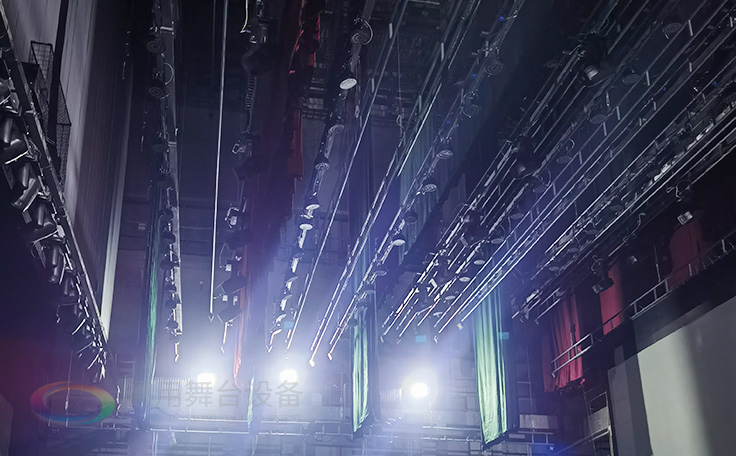 江蘇省南京曉莊學院報告廳項目順利通過竣工驗收 項目包括：聲學、燈光、舞臺阻燃幕布等