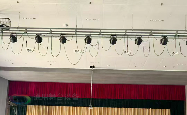通用舞臺承建江蘇某學院報告廳項目，涵蓋舞臺燈光、電動吊桿、阻燃幕布等核心設備的設計與安裝