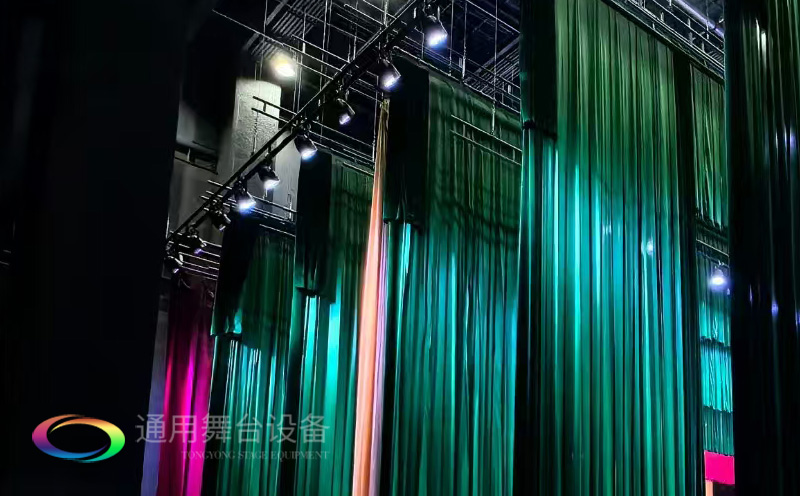 打造區域性融媒體綜合服務的新標桿！曲靖融媒體中心全新舞臺幕布系統投入使用