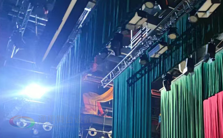 戴南文化藝術中心舞臺機械 舞臺吊桿 舞臺阻燃幕布項目 助力本地文化演出升級，為觀眾帶來更優質的視聽體驗！