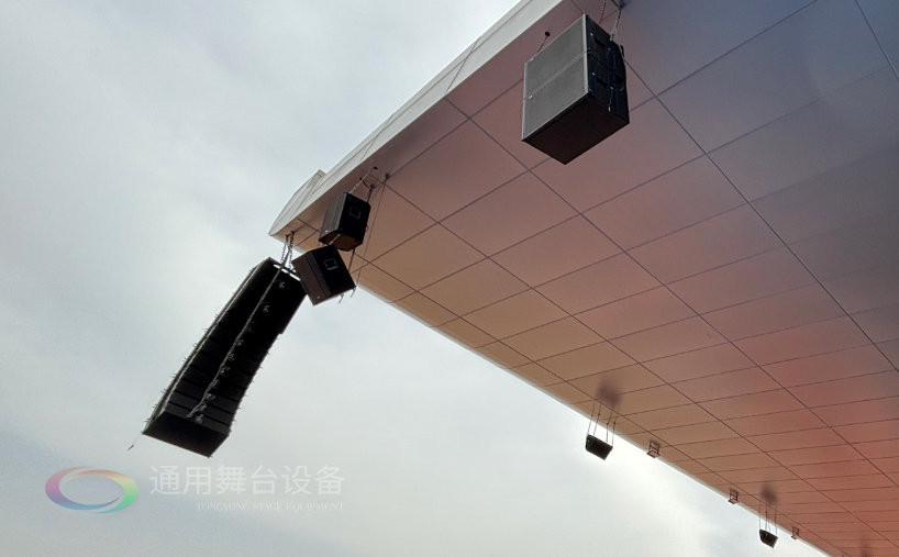 通用舞臺機械完成某高校體育場線陣列音箱、燈光等設備架設 提升大型活動視聽體驗