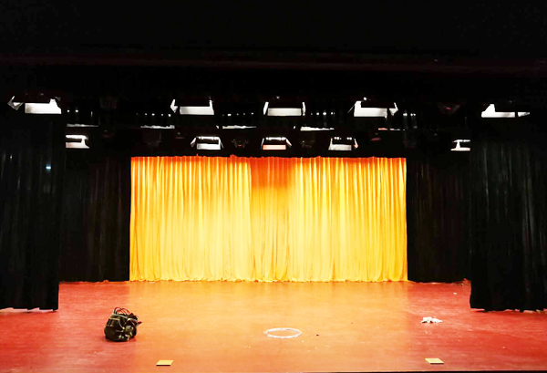 舞臺二、三道幕布